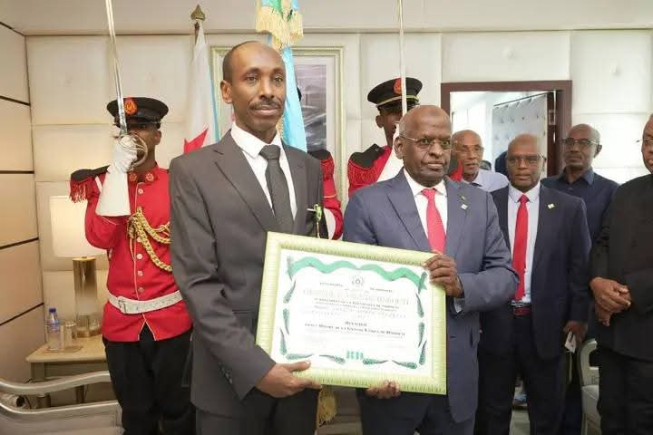 Le Premier ministre décore M. Gouled Ahmed Youssouf, Directeur Général de la Douane